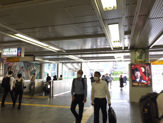 １．改札を出ましたら、西口（三田口）へお進みください。