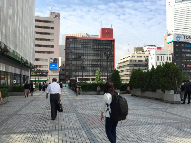 ２．通路沿いにお進みください。