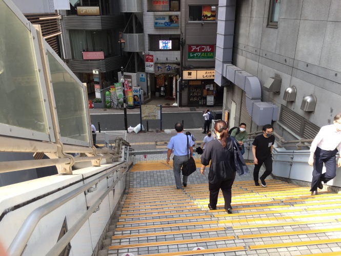 ３．階段を降りてください。階段右手ビルからも地上に降りられます。