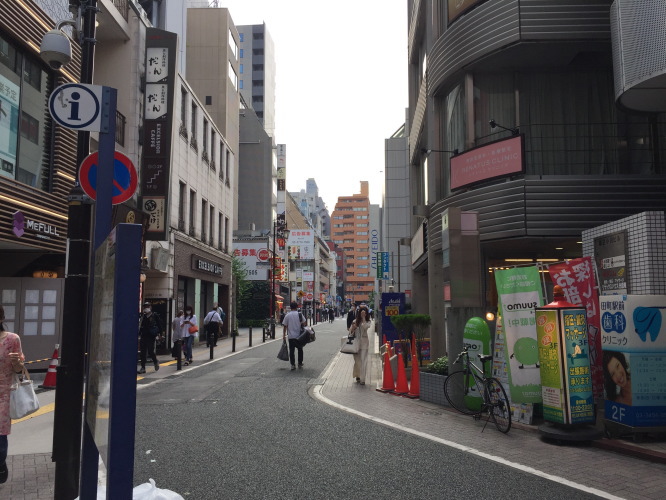 ４．階段を降りたら、左方向に向かってください。