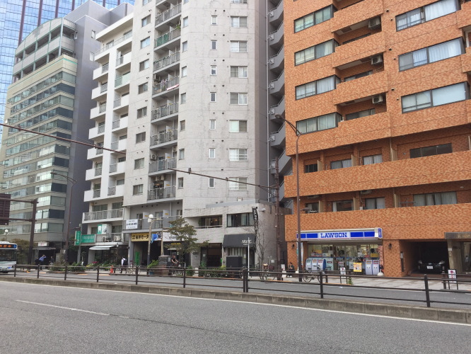 ６．ローソンの二つ先にあるビルの804が当治療室です。1Fの花屋さんと、2Fの歯医者さんの緑の看板が目印になります。