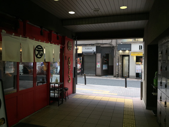 ２．ラーメン屋さんを通り過ぎ、路に出てください。